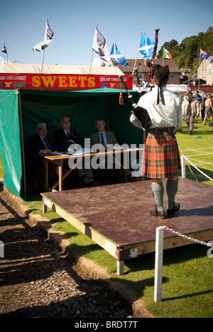 Die Oban-Show im Argyle & Bute, Schottland. Landwirtschaftsausstellung mit Vieh, regionale Produkte und Auszeichnungen. Dudelsack-Spieler. Stockfoto