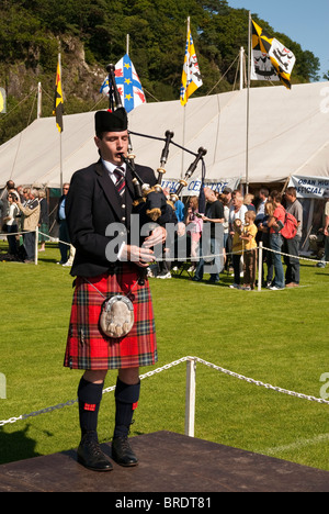 Die Oban-Show im Argyle & Bute, Schottland. Landwirtschaftsausstellung mit Vieh, regionale Produkte und Auszeichnungen. Dudelsack-Spieler. Stockfoto