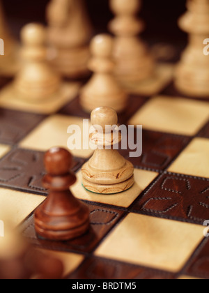 Zwei Figuren auf einem Schachbrett Stockfoto