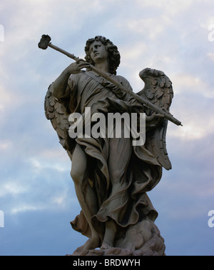 Der Engel mit dem Schwamm-Statue von Antonio Giorgetti entlang Ponte Sant'Angelo Brücke in Rom, Italien Stockfoto