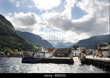 Vik-kleines Dorf in norwegischen Fjorden Stockfoto