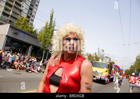 Mann in Frauenkleidern, Gay-Pride-Parade, Vancouver, Kanada Stockfoto