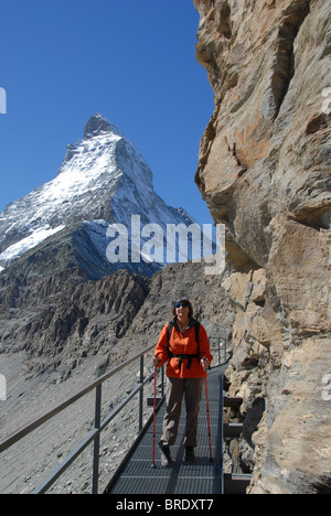 Wanderer-Brücke entlang der Steilküste entlang bis zur Hoernli Hütte, Matterhorn, Schweiz Stockfoto