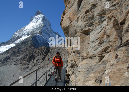 Wanderer auf künstliche Stahlbrücke auf Spur zu den Hoernlihut am Matterhorn, Zermatt, Schweiz Stockfoto
