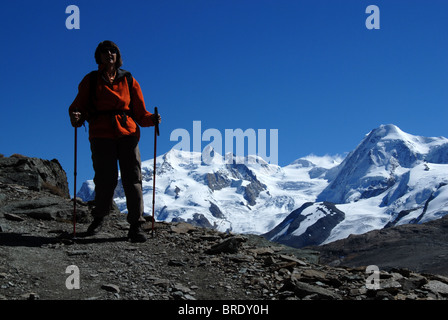 Wandern oberhalb von Zermatt am Schwarzsee mit Monte Rosa (l) und Breithorn (r), Schweiz Stockfoto