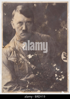 Adolf Hitler, ein Foto, das Julius Streicher EIN Hoffmann-Portraitfoto von Hitler im braunen Hemd präsentiert, mit einer Widmung Hitlers in dunkler Tinte in der eigenen Hand, die lautet: "Ein alter, treuer Mitkämper aus der ersten Zeit stellt Kampfes Julius Streicher in immer glänzender Freundschaft - 11. / März 1932- Adolf Hitler" (Zu meinem alten und treuen Mitkämpfer in der Anfangszeit unseres Kampfes, Julius Streicher in fortgesetzter Freundschaft - 11. März 1932. - Adolf Hitler). Abmessungen 23,5 x 17 cm. Foto in schlechtem Zustand, Widmung gut erhalten. Julius Streic, Stockfoto