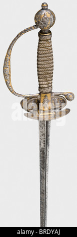 Ein französisches vergoldetes Kleinschwert mit geschiseltem Hilt, etwa um das Jahr 440Er Dreieckskreizklinge (etwas gefleckt und geflickt). Eiserner Hilt (Lichtsitting) profaniert mit metaphorischen Figuren und mythologischen Szenen in Reliefdarstellung inmitten von Rocailledesigns auf vergoldetem Hintergrund. Original verdrehte Silberdraht-Griffwicklung und Turk-Köpfe. Länge 92 cm. Historisch, historisch, 18. Jahrhundert, Kleiderschwert, Schwerter, Thrusting, Thrustings, Kleinschwert, epee de cour, Waffe, Waffen, Waffen, Waffen, Militär, Militaria, Objekt, Objekte, Stills, Clipping, Clippings, Cut-out, Cut-out, Cut-outs, Stockfoto