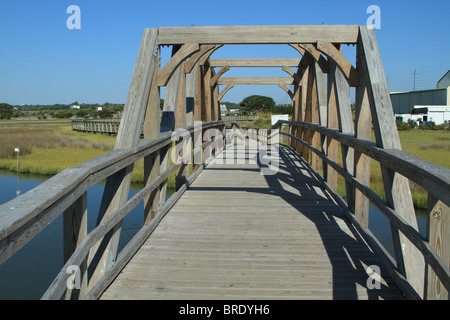 Holzbrücke über einem Sumpf. Stockfoto