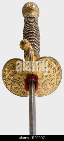 Ein Kleinschwert mit vergoldetem Hilt, Frankreich, ca. 1720 Schlanke zweischneidige, in der Mitte etwas korrodierte Klinge aus abgeflachter sechseckiger Sektion mit Resten von vergoldeten Ätzungen. Vergoldeter bronzener Hilt mit Régence Dekoration im Reliefformat. Original verdrehte Silberdraht-Griffwicklung und Turk-Köpfe. Länge 97,5 cm. Historisch, historisch, 18. Jahrhundert, Kleiderschwert, Schwerter, Thrusting, Thrustings, Kleinschwert, epee de cour, Waffe, Waffen, Waffen, Waffen, Militär, Militaria, Objekt, Objekte, Stills, Clipping, Clippings, Cut Out, Cut-out, Cut-outs, Stockfoto