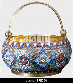 Eine Cloisonné-Schüssel mit Griff, Hofgerichtspektor Pavel Ovchinnikow, Moskau, nach 1908 Gilt-Silber, sind die Wände fein emailliert mit floraler und geometrischer Dekoration. Auf der Unterseite befinden sich das "Ovchinnikov"-Zeichen in kyrillischen Buchstaben mit dem doppelköpfigen Adler, der einen Hofverführer, das Moskauer Kennzeichen für "84"-Zolotniki sowie lettische Importmarken bezeichnet. Der Griff trägt ein "PO"-Zeichen in kyrillischen Buchstaben. Höhe 53 mm. Durchmesser 105 mm. Gewicht 250 g Pavel Ovchinnikow, war nach 1882 Hofverweser und einer der bedeutendsten russischen Silberschmiede. Historisch, Hi, Stockfoto