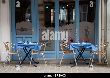 Straßenpflaster Tische und Stühle im Freien ein typisches französisches Restaurant in Nordfrankreich Stockfoto