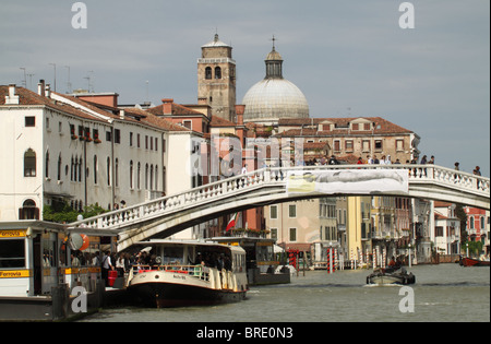 Ponte Degli Scalzi mit Kirche von San Geremia im Hintergrund Stockfoto