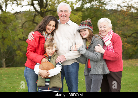 Großeltern mit Enkeln und Mutter Holding Fußball außerhalb Stockfoto