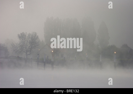 atmosphärische frühen Morgennebel und Nebel über dem Fluss Seine in der Nähe von Honfleur, Frankreich Stockfoto