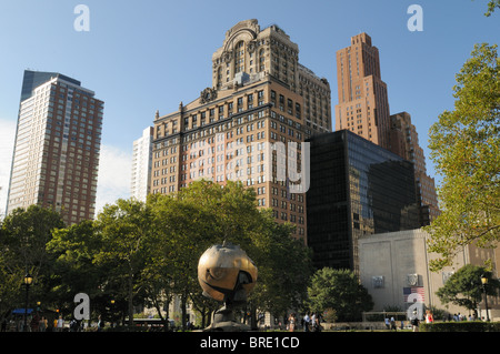 Eine Skulptur von Fritz Koenig, "The Sphere" ist einmal in das World Trade Center Plaza, jetzt im Battery Park in New York City. Stockfoto