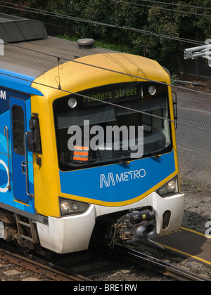 U-BAHN-ZUG IN FLINDERS STREET RAILWAY STATION MELBOURNE VICTORIA AUSTRALIEN Stockfoto