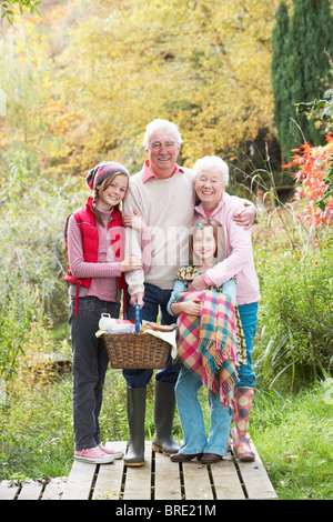 Großeltern mit Enkeln Picknick Korb von Herbst Wald Stockfoto