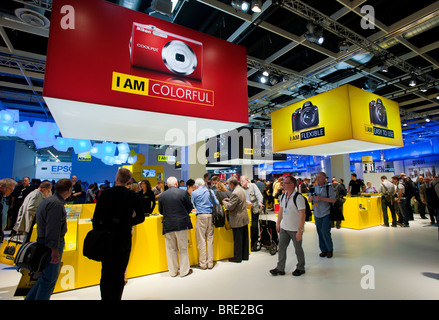 Viele Menschen in der Nikon-Stand auf der Photokina digital imaging-Messe in Köln Stockfoto