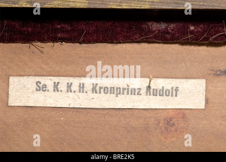 Erzherzör Rudolf von Österreich - ein bestickter Rückenteil einer Gothic Cope., Handbestickte Darstellung von Maria, Mutter Gottes, am Grab Christi, an ihrer Seite ein betender Engel, zu ihren Füßen ein kniender Bischof mit Escutcheon. Das Cope wurde teilweise wiederhergestellt und ruht auf einem Hintergrund aus rotem samt, gerahmt. Auf dem verso-Inventarlabel 'Privatfond I.K.K. Majestät" und "e. K.K.H. Kronprinz Rudolf'. Abmessungen des Rahmens 53,5 x 53,5 cm. Sehr interessantes Objekt aus der Kunstsammlung des österreichischen Thronfolgers. Herkunft: Kaiserhaus Österreich. Hermann Historica, 24. auct, Stockfoto