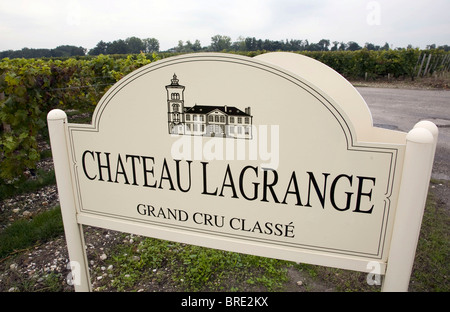 Schild am Eingang des Weinguts Château Langrange im Weinbau-Bezirk des Medoc, Bordeaux, in der Nähe von Saint-Julien Stockfoto