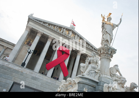 Wien, Parlament, AIDS-Schleife - Wien, Parlament, rote Schleife Stockfoto