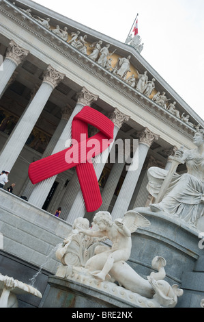 Wien, Parlament, AIDS-Schleife - Wien, Parlament, rote Schleife Stockfoto