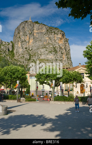 Platz Marcel Sauvaire, Castellane, Alpes de Haute Provence, Frankreich mit der Kapelle Notre Dame du Roc auf der Klippe hinter. Stockfoto