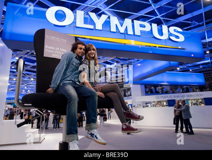 Besucher posieren für Fotos an Olympus-Stand auf der Photokina digital imaging-Messe in Köln Stockfoto