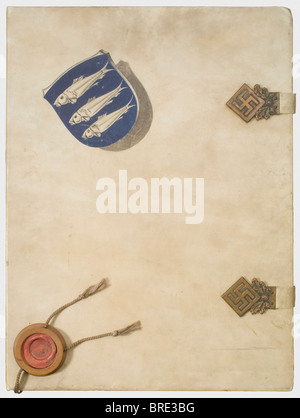 Adolf Hitler, ein von der Stadt Heringen verliehenes Zeugnis der Ehrenbürgerschaft vom 21. April 1933 Großformatige Kalligraphische Pergamentsauslesung (transl.) "Die Marktstadt Heringen auf der Werra...sends ihre humorvollsten Komplimente an die Unifier des Reiches, den großen Kanzler des Volkes, Adolf Hitler, Und besiegelt das Gelübde der deutschen Loyalität, indem er den Führer Ehrenbürger verkündet. Von den Gemeindemitgliedern unterzeichnet. Monogramm des Künstlers 'CS. 33.'. Dichtung angebracht. Auf dem Leinenfutter gegenüber einer gemalten Hitlergrute, der Pergamentdecke, Stockfoto