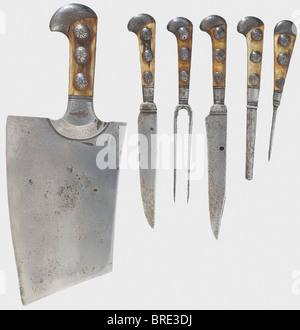 Ein Satz deutscher Jagdmesser (Trousse) aus Stahl 'Praxe' (Häckselmesser) mit einer schweren einkantigen Klinge und einem sternförmigen smith Mark. Eiserner Griffrahmen mit einem gebackten Knauf. Die genieteten Staghorn-Griffwaagen sind mit Messing unterlegt und mit drei Ziernieten auf der obversen Seite versehen. Mit Leder und samt bedeckter Holzschaber mit fein gekachtelter Zieroptik aus Messing. Das Datum '1693' (etwas eingerieben) auf dem Lockerboden. Die Schabbard enthält zwei originale Beimesser, eine zweizackige Gabel sowie eine Ahle und Stahl mit je einem geschachtelten Eisengriff. Stockfoto