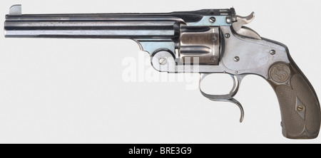 A Smith & Wesson New Model Number Three, circa 1896, cal..44 S & W, No 30260. Übereinstimmende Zahlen. Fasslänge 6 1/2'. 6-Schuss. Spezieller Auslöseschutz mit Fingerhaken, zusätzlich modifizierte Sehenswürdigkeiten mit spezieller Vorderansicht und verändertem Rückenblattblick. Auf der Fassrippe mit der Aufschrift "Smith & Wesson Springfield Mass. USA". Komplett bläulich-schwarz hochglänzend, nur matt auf Zylinder. Minimale Verwendung und Rotationsmarkierungen. Hammerfarbengehäuse gehärtet, Abzug mit Resten von Blau. Makellose schwarze Hartgummi-Griffplatten. Oberstes Element in fast so neuem Zustand. Erwerbsscheipf, Stockfoto