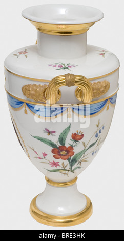 Professor Gerdy Troost (1904-2003), eine spenstig ornamentierte Nymphenburger Vase, Ca. 1940 Porzellan, cremefarbene Glasur, matte und polierte Vergoldung, teilweise mit Goldätzen und handbemalten Blumenornamenten. Auf der einen Seite Kartuschen mit Profilporträts von antiken griechischen Helden. Grüner Fabrikstempel und Druckmarke auf der Unterseite, Modellnummer '983' und die handschriftliche Aufschrift 'Designed by Prof. Troost'. Höhe 38 cm. Hervorragender Zustand. Gerdy Troost, 1937 von Hitler zum Professor ernannt, überwachte den Bau des Hauses der Deutschen Kunst in München. Stockfoto