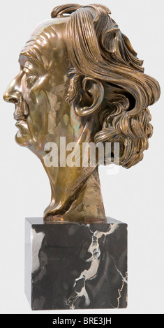 Arno Breker (1900 - 1991), ein Porträtkopf aus Salvador Dali-Gilt-Bronze mit schwarz gestreiftem Marmorsockel. Auf der linken Seite des Halses befinden sich die Unterschrift des Künstlers und das Datum "Arno Breker 1974 - 75", auf dem hinteren Gießereistempel "Venturi Arte" und die Auflagennummer "132" (insgesamt wurden 199 Exemplare hergestellt). Höhe des Bronze-Kopfes 21 cm, mit Basis 29 cm. Sehr beeindruckender, fein modellierter Kopf: Menschen, 1970er, 20. Jahrhundert, bildende Kunst, Kunst, NS, Nationalsozialismus, Nationalsozialismus, Nationalsozialismus, Drittes Reich, Deutsches Reich, Deutschland, Nationalsozialist, Nazi, NS-Zeit, Objekt, Objekte, Stills, Clippin, Stockfoto