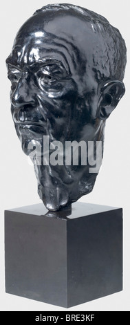 Arno Breker (1900 - 1991), ein Porträtkopf von Paul Morand Bronze, schwarze Patination. Auf der linken Seite des Halses "Arno Breker Paris 1964" signiert und datiert, im Nacken der Gießereistempel "E. Godard - Cire Perdue'. Sockel aus schwarzem Marmor. Kopfhöhe 36,5 cm, Gesamthöhe 51 cm. Paul Morand (1888-1976) französischer Romanautor, Diplomat und Mitglied der Académie Francaise. In der Pétain Administration wurde Morand Mitglied des Filmzensurkomitees und französischer Gesandter in Bukarest und Bern. Als Schriftsteller wurde er berühmt für seine Werke "Ouvert la nuit" (1922) und "Fermé, Stockfoto