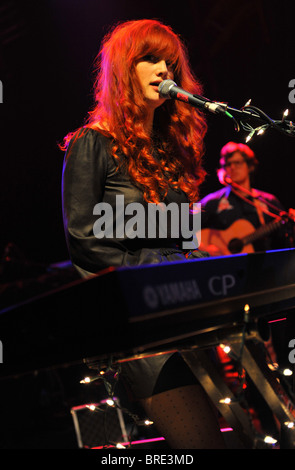 Alison Sudol von A Fine Frenzy führt auf der Bühne auf die O2 Shepherds Bush Empire am 9. Mai 2010. Stockfoto