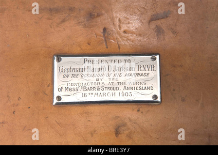 Moderne, schwarz / weiß, hochglänzend Küche mit Tisch und Arbeitsplatte