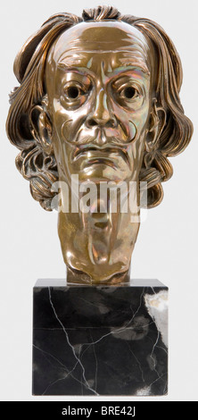 Arno Breker (1900 - 1991), ein Porträtkopf aus Salvador Dali-Gilt-Bronze mit schwarz gestreiftem Marmorsockel. Auf der linken Seite des Halses befinden sich die Unterschrift des Künstlers und das Datum "Arno Breker 1974 - 75", auf dem hinteren Gießereistempel "Venturi Arte" und die Auflagennummer "132" (insgesamt wurden 199 Exemplare hergestellt). Höhe des Bronze-Kopfes 21 cm, mit Basis 29 cm. Sehr beeindruckender, fein modellierter Kopf: Menschen, 1970er, 20. Jahrhundert, bildende Kunst, Kunst, NS, Nationalsozialismus, Nationalsozialismus, Nationalsozialismus, Drittes Reich, Deutsches Reich, Deutschland, Nationalsozialist, Nazi, NS-Zeit, Objekt, Objekte, Stills, Clippin, Stockfoto