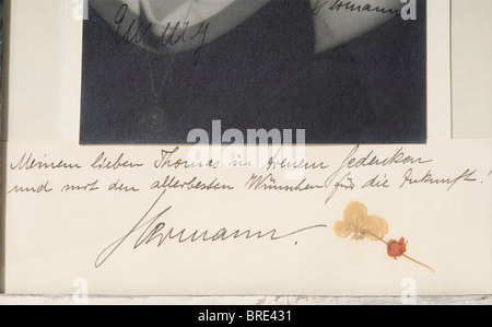 Hermann und Emmy Göring, ein Widmungsfoto zu Thomas von Kantzow Halbporträt von Hermann Göring in der Uniform eines Luftwaffengenerals mit Pour le mérite. Handschriftliche Unterschriften in dunkler Tinte "Hermann" und "Emmy", hinter dem Bild ein eingefügtes Papier mit einem getrockneten vierblättrigen Kleeblatt und die handschriftliche Widmung von Hermann Göring "An meinen lieben Thomas in der vernarrten Erinnerung und mit allen besten Wünschen für die Zukunft! Hermann'. In einem stehenden Bilderrahmen aus gehämmtem Silber, aus dem Atelier von Hermann Görings Lieblings-Berliner Juwelier, Professor Herbert Zeitner, Stockfoto