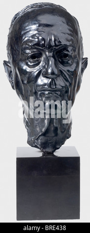 Arno Breker (1900 - 1991), ein Porträtkopf von Paul Morand Bronze, schwarze Patination. Auf der linken Seite des Halses "Arno Breker Paris 1964" signiert und datiert, im Nacken der Gießereistempel "E. Godard - Cire Perdue'. Sockel aus schwarzem Marmor. Kopfhöhe 36,5 cm, Gesamthöhe 51 cm. Paul Morand (1888-1976) französischer Romanautor, Diplomat und Mitglied der Académie Francaise. In der Pétain Administration wurde Morand Mitglied des Filmzensurkomitees und französischer Gesandter in Bukarest und Bern. Als Schriftsteller wurde er berühmt für seine Werke "Ouvert la nuit" (1922) und "Fermé, Stockfoto