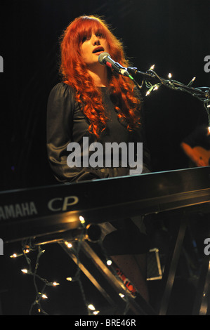 Alison Sudol von A Fine Frenzy führt auf der Bühne auf die O2 Shepherds Bush Empire am 9. Mai 2010. Stockfoto