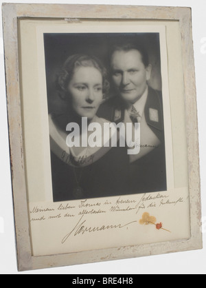 Hermann und Emmy Göring, ein Widmungsfoto zu Thomas von Kantzow Halbporträt von Hermann Göring in der Uniform eines Luftwaffengenerals mit Pour le mérite. Handschriftliche Unterschriften in dunkler Tinte "Hermann" und "Emmy", hinter dem Bild ein eingefügtes Papier mit einem getrockneten vierblättrigen Kleeblatt und die handschriftliche Widmung von Hermann Göring "An meinen lieben Thomas in der vernarrten Erinnerung und mit allen besten Wünschen für die Zukunft! Hermann'. In einem stehenden Bilderrahmen aus gehämmtem Silber, aus dem Atelier von Hermann Görings Lieblings-Berliner Juwelier, Professor Herbert Zeitner, Stockfoto