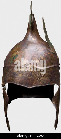 Ein Chalcidian-Helm mit griffin-wappen, 4. Jahrhundert v. Chr. Hoher, verlängerter bronzener Schädel, ähnlich dem auf phrygischen Helmen, überragt von einem Scheitel mit wellenförmigen Stacheln und tröpfchenarmer Dekoration. Breites, abgelegenes Brühenfeld mit einem Fragment eines zentralen Gorgoneions, das von zischenden Schlangen umgeben ist. Kurzhalsschutz. Geprägte Voluten über den Ohrausschnitten und ein reich verzierter Flügel, der auf der linken Seite vernietet ist (der andere fehlt). Zwei ungewöhnliche, herzförmige Wangenstücke mit Kinnschlingen, die nach innen genietet sind. Eine Schriftrolle und das Segment eines Bogens über jedem der Formerl, Stockfoto