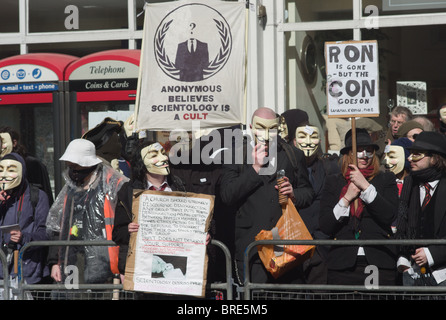 Anonyme Protest gegen die Scientology-Kirche statt am 12. April 2008 auf Tottenham Court Road in London, Großbritannien. Stockfoto