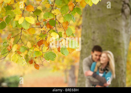 Flache Fokusansicht des romantischen Teenager-Paar von Baum im Herbst-Park Stockfoto