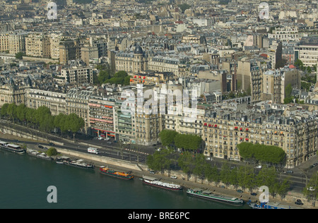 Vogelperspektive von Gebäuden und Dächern im 16. Arrondissement von Paris. Stockfoto