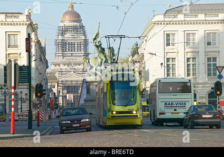 Straßenszene blickte Rue De La Regence von Place Royale (Royal Square) gegenüber dem Palais de Justice in Brüssel, Belgien. Stockfoto