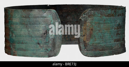 Ein Gürtel aus Urartu oder dem Kaukasus, 8. Jahrhundert v. Chr. Bronzegürtel mit geometrischer Dekoration aus sieben, dreipunkig geprägten Reihen, die in feinen Linien gesetzt sind. Die Enden des Bandes sind abgerundet und jeweils mit einem oder zwei Löchern für die Schnürsenkel versehen. Länge 83,5 cm. Breite 10 cm. Dunkelgrüne Patina. Die Rückseite wurde mit Fiberglas stabilisiert. Risse verklebt. Auf Acrylglas montiert. Sammlung Axel Guttmann (R 230). Sehr gut erhaltener Gürtel aus Bronze mit einer schönen Patina, wie sie entdeckt wurde: Historische, historische, antike Welt, alte Welt, alte Zeiten, , Stockfoto