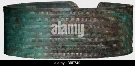Ein Gürtel aus Urartu oder dem Kaukasus, 8. Jahrhundert v. Chr. Bronzegürtel mit geometrischer Dekoration aus sieben, dreipunkig geprägten Reihen, die in feinen Linien gesetzt sind. Die Enden des Bandes sind abgerundet und jeweils mit einem oder zwei Löchern für die Schnürsenkel versehen. Länge 83,5 cm. Breite 10 cm. Dunkelgrüne Patina. Die Rückseite wurde mit Fiberglas stabilisiert. Risse verklebt. Auf Acrylglas montiert. Sammlung Axel Guttmann (R 230). Sehr gut erhaltener Gürtel aus Bronze mit einer schönen Patina, wie sie entdeckt wurde: Historische, historische, antike Welt, alte Welt, alte Zeiten, , Stockfoto