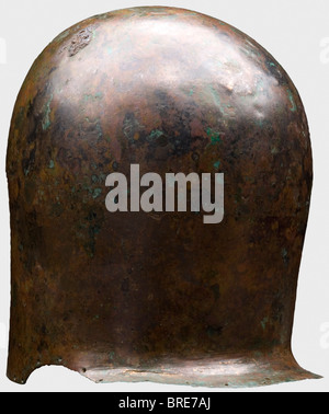 Ein korinthischer Helm, 7. Jahrhundert vor Christus EIN schwerer Bronzepelhelm aus zwei horizontalen Hälften, die miteinander vernietet sind. Die Stifte (17) sind noch auf der Innenseite erkennbar. Hoher gewölbter Schädel, großer Gesichtsausschnitt. Fragmentarischer Nasenschutz. Umgeben von Löchern für das Helmfutter. Ein Loch im Nackenschutz. Lötspuren links von der Krone. Höhe 23,7 cm. Gewicht 1588 g Rötlich-braune Patina, stellenweise grün und schwarz, manchmal mit metallischer Oberfläche. Dellen. Sammlung Axel Guttmann (H 145/AG 453). 1994 in Genf erworben. Vgl. Ein ähnliches, wenn auch weniger vorsichtig m, Stockfoto