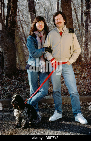 30er Jahre Casual paar Spaziergang mit ihrem Hund Stockfoto